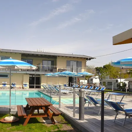 مكان تخييم Italia 90 دومازو